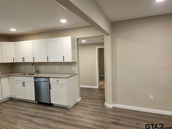 5th image of 402 W Carolina St