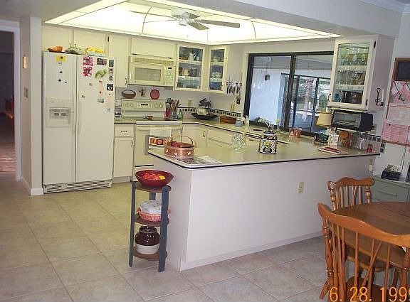 Kitchen & Eating Area
