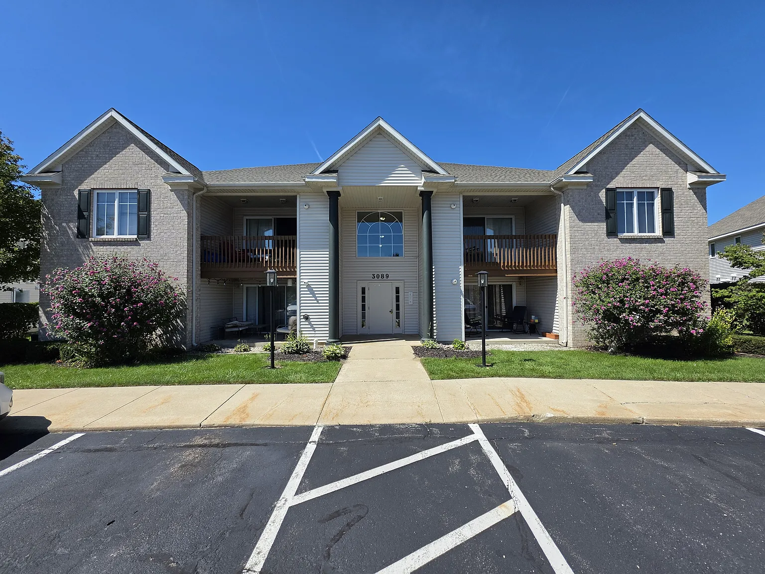 Spacious 2 Bedroom, 2 Bathroom Condominium in Holland — Photo 1