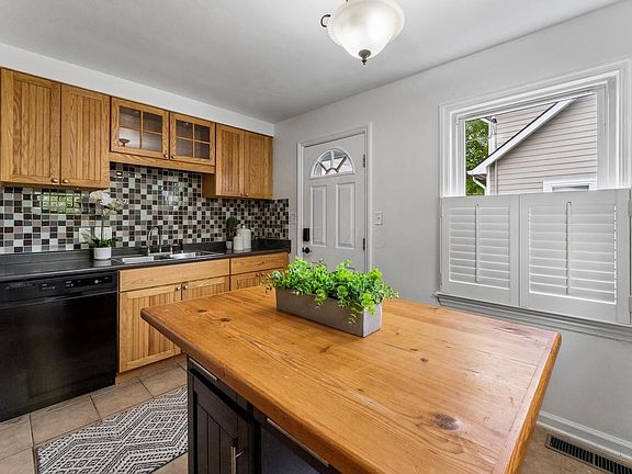 5th image of 901 W 11th Ave
