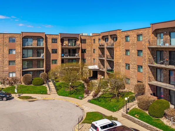 601 W Huntington Commons Rd APT 205, Mount Prospect, IL 60056
