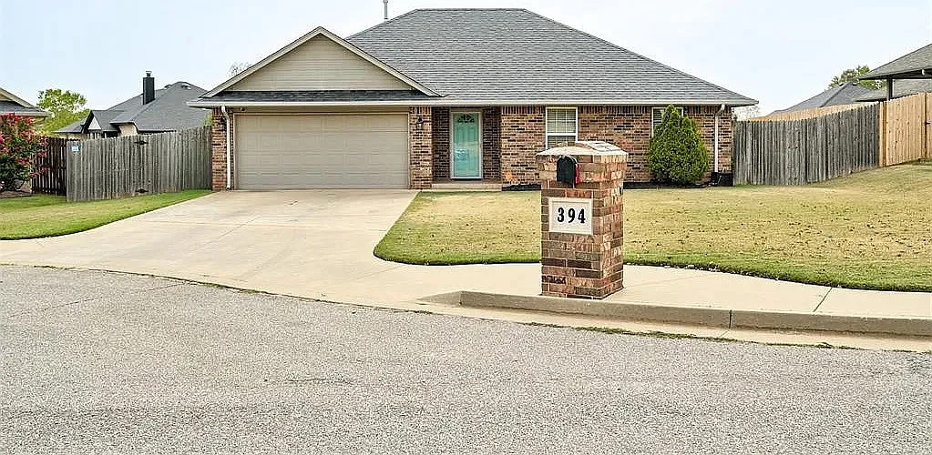 3 bed, 1300 sqft, $1,600 — Photo 1