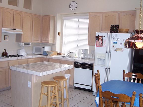 Double ovens, fridge, center island, R/O