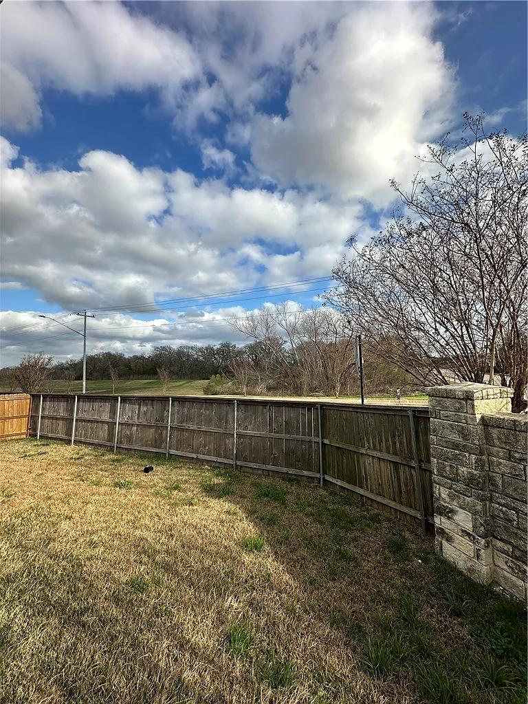 5 bed, 2087 sqft, $2,800 — Photo 4