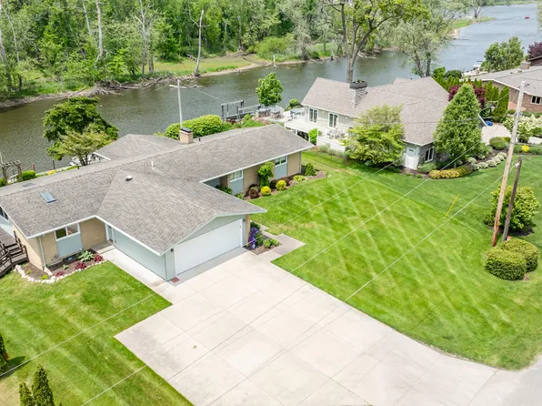2310 Riverbend Dr, Benton Harbor, MI 49022