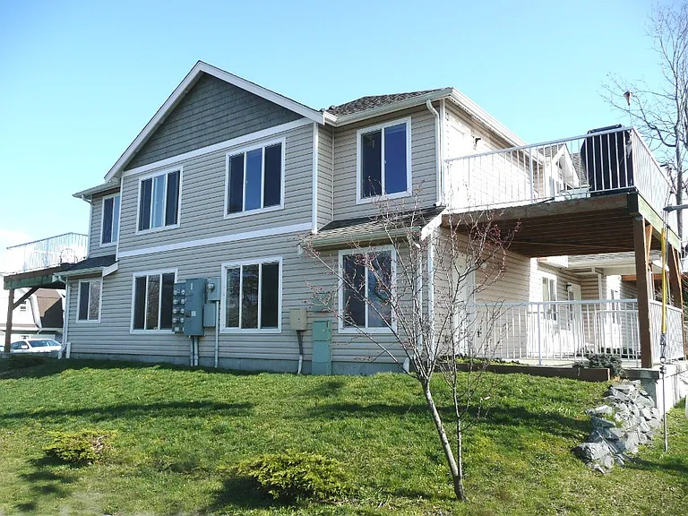 401 Lakeway Dr — Photo 1