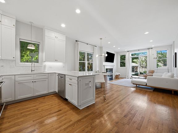2nd image of 1109 W Cornelia Ave #1W