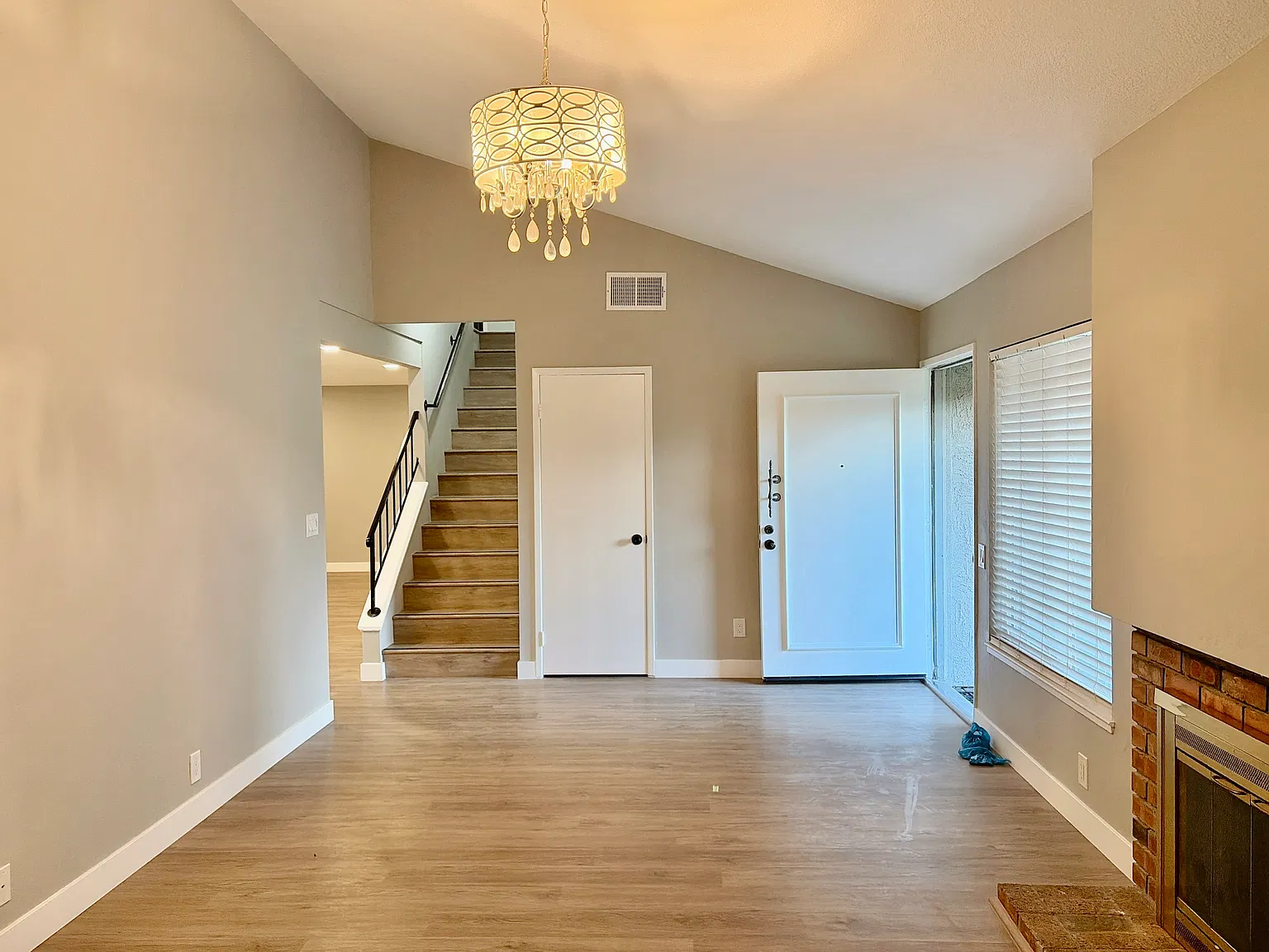4 bed, 2.5 bath, 1880 sqft, $4,500 — Photo 4