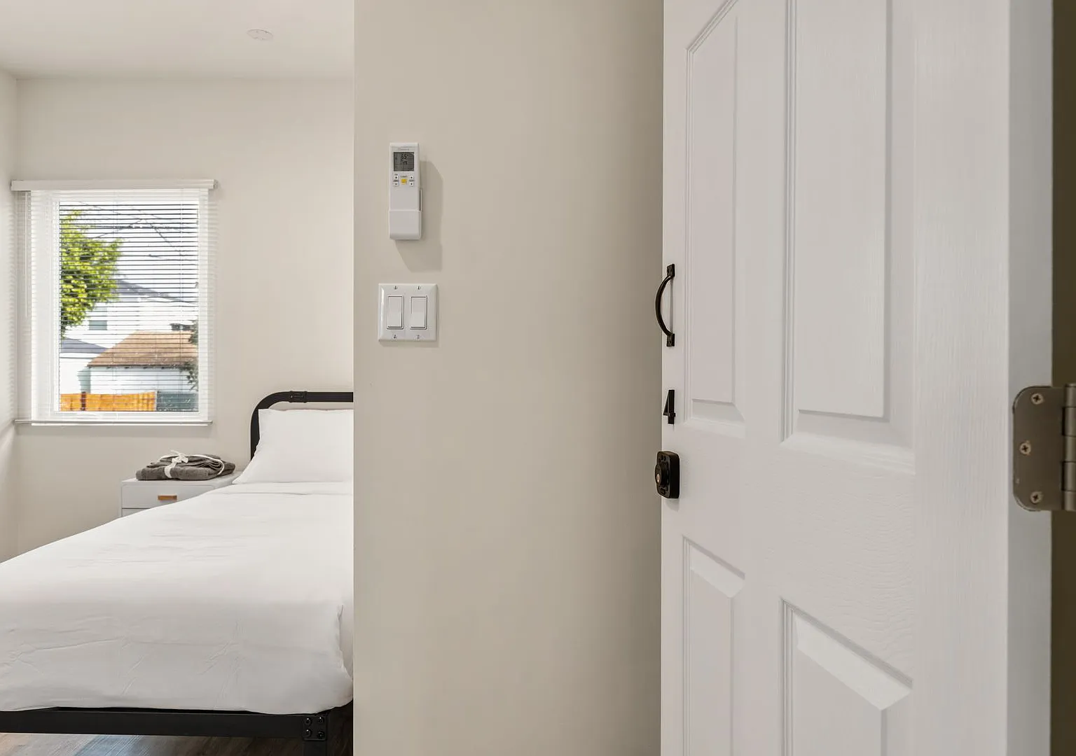 A 5 bedroom, 3 bathroom apartment with common areas and a fully functional kitchen at 1738 Kelton... — Photo 4