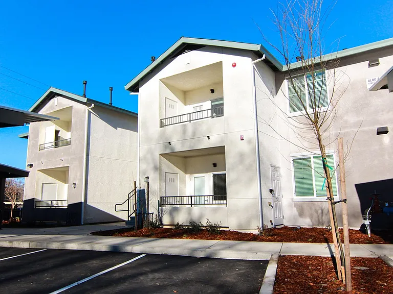 Lassen Villa Apartments — Photo 65