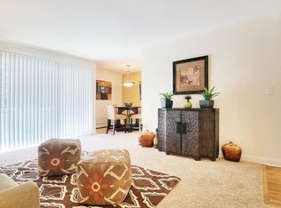 1731 Locust Pl APT 205, Schaumburg, IL 60173