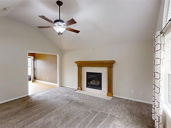 4th image of 805 NW Mulberry Ct