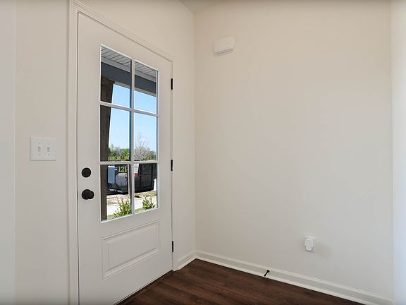 5th image of 287 Everley Ave
