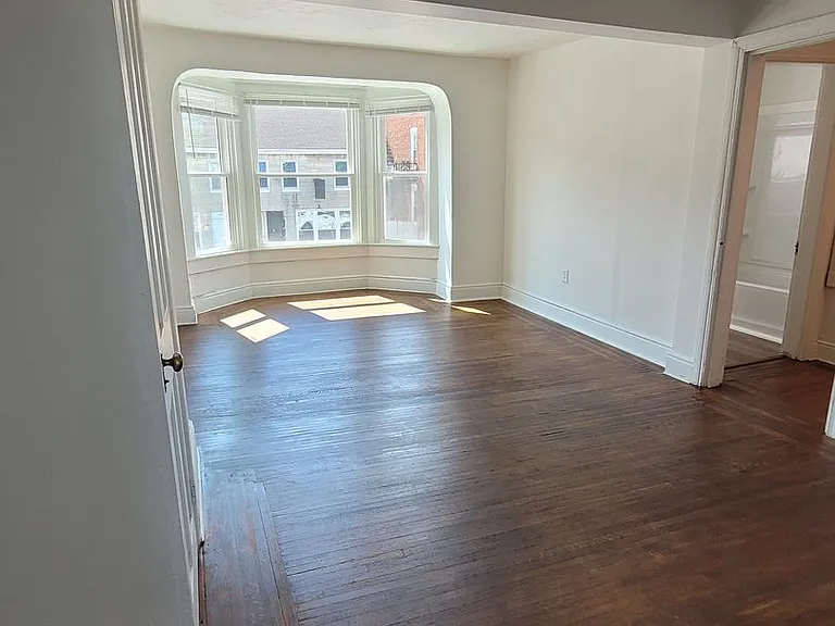 565 W Market St — Photo 6