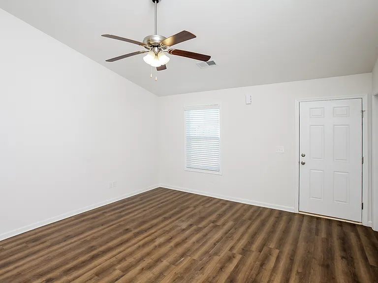 465 Conifer St — Photo 3
