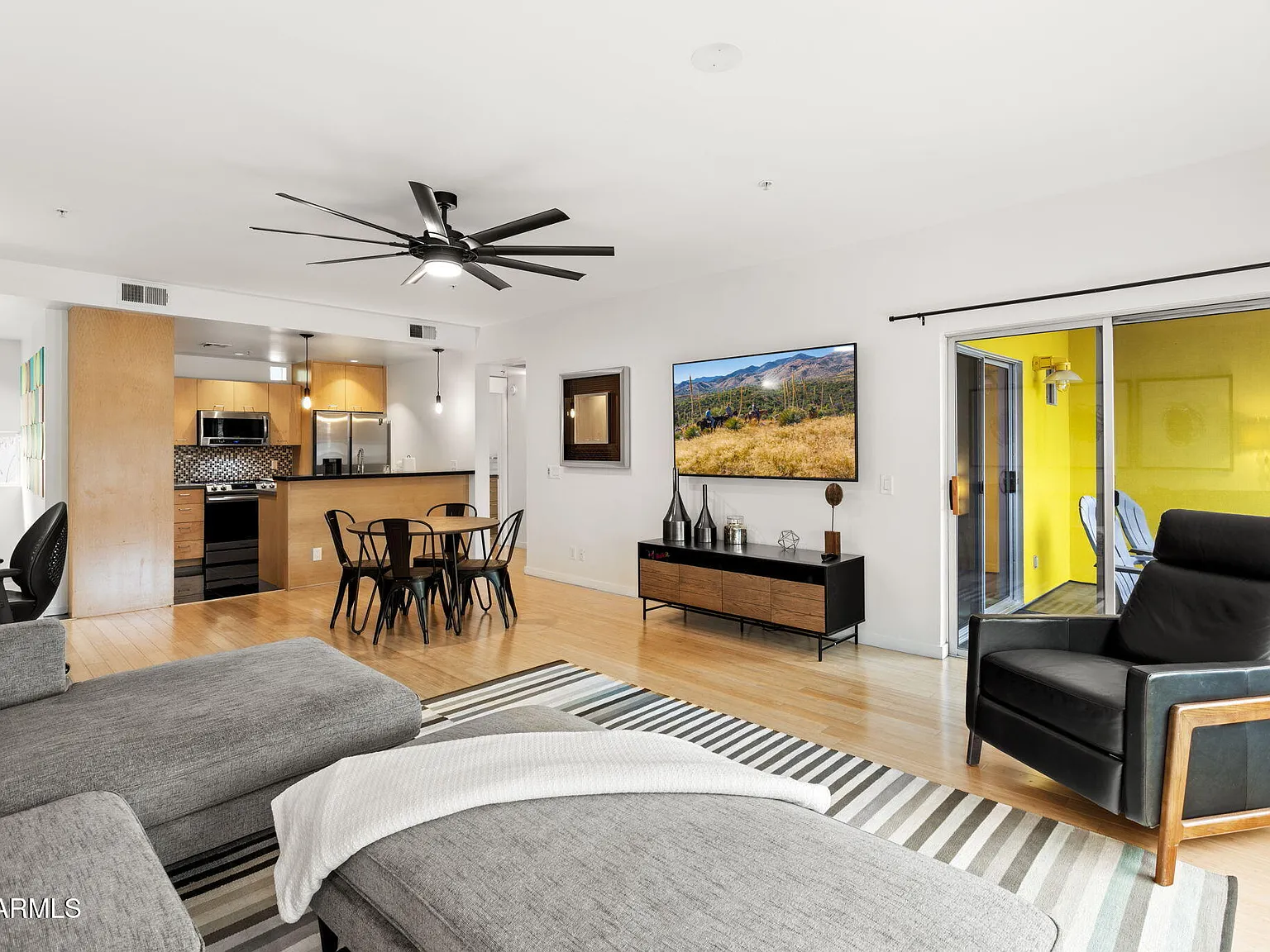 2 bed, 2.0 bath, 1160 sqft, $2,600 — Photo 2