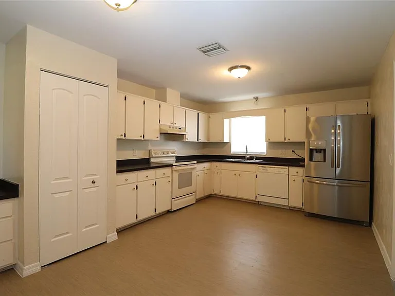 907 Primrose Ter — Photo 13