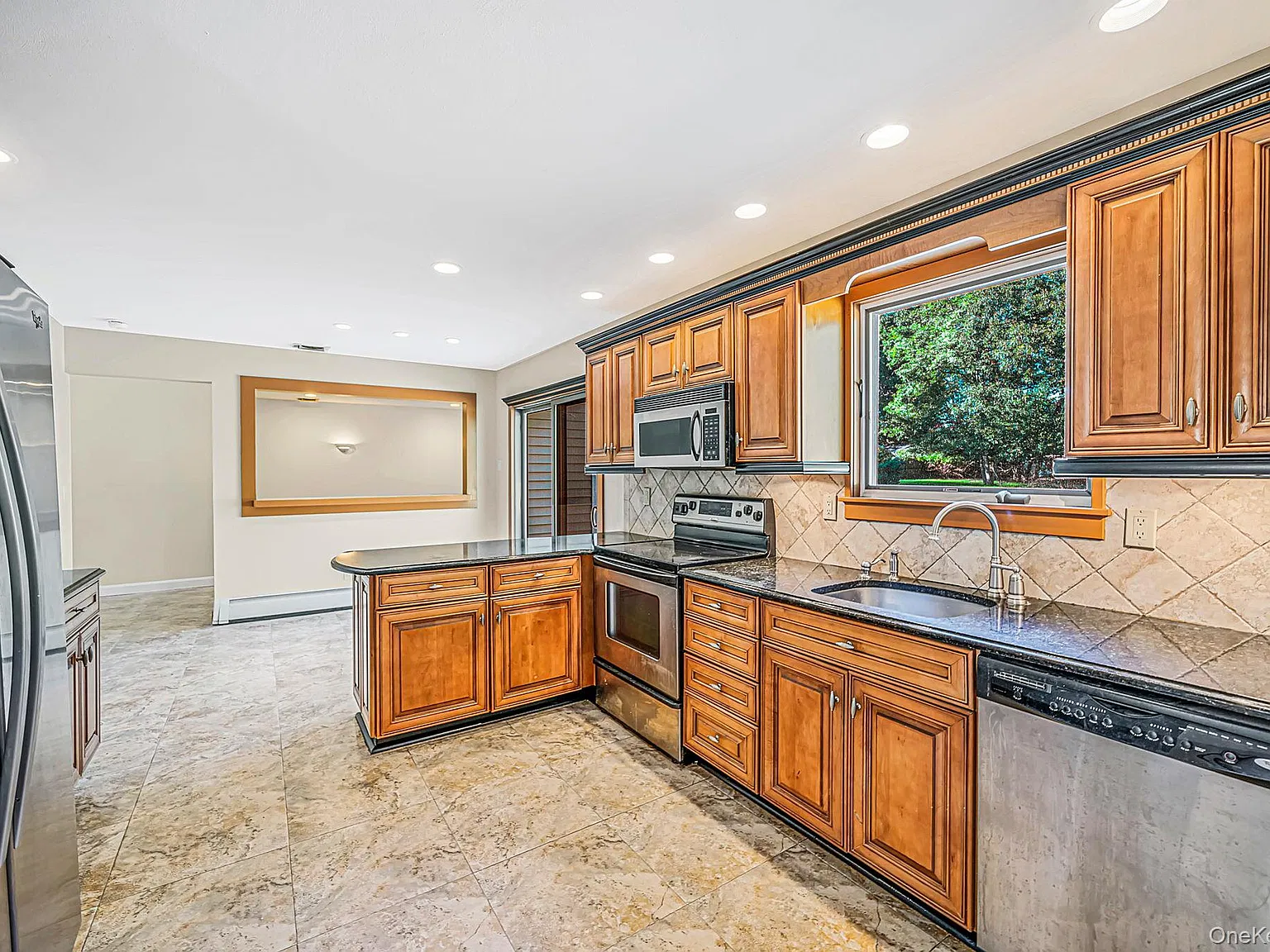 3 bed, 2.0 bath, 2200 sqft, $5,750 — Photo 4