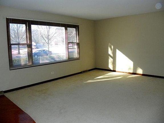 Living Room Vacant - faces west