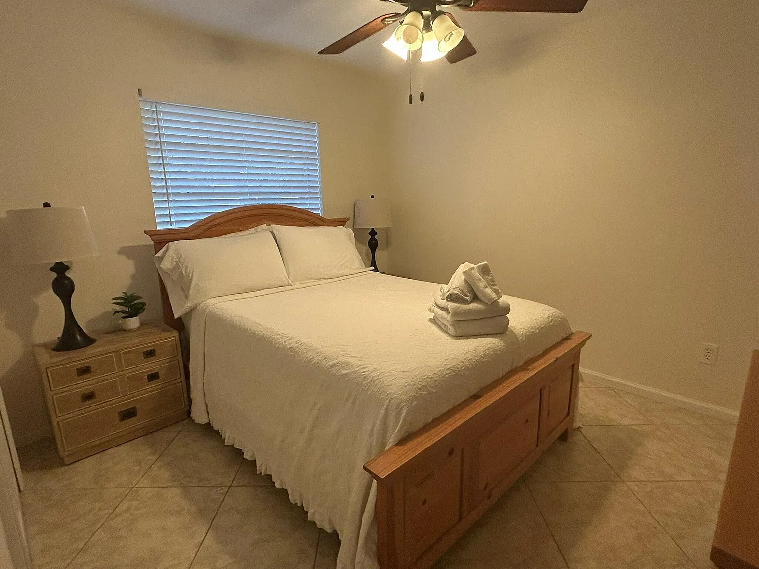 3 bed, 2.0 bath, 1384 sqft, $2,400 — Photo 3