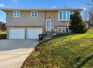 5296 Sun Valley Dr, Dubuque, IA 52002