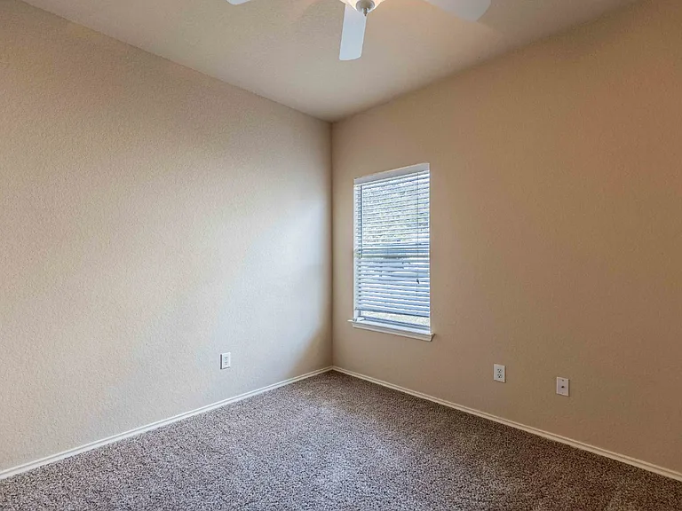 906 Ashbury Blf — Photo 26
