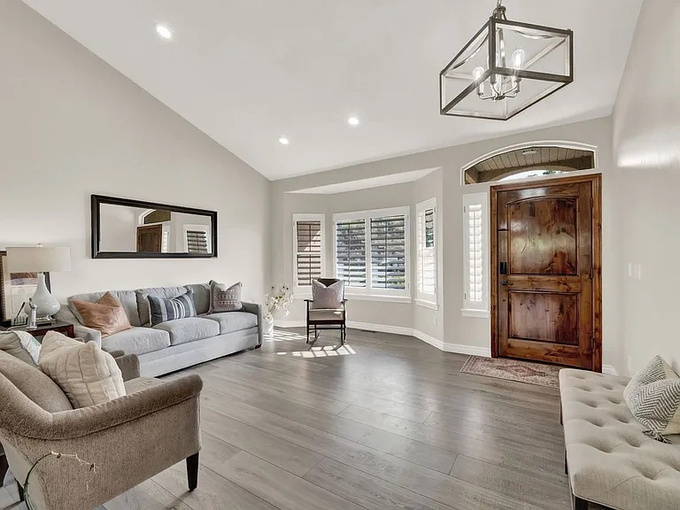 1693 E Crimson Oak Dr — Photo 3
