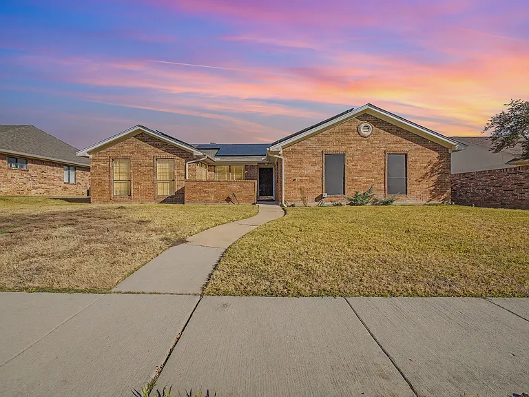 913 Sandhurst Dr — Photo 5