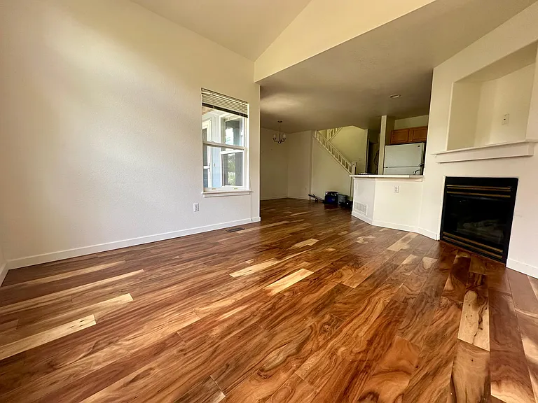 111 Rowena Pl — Photo 3