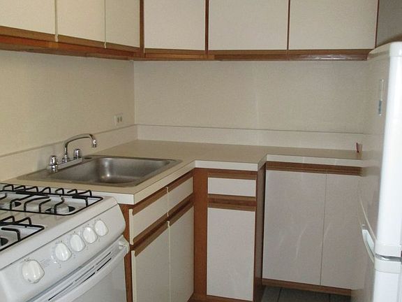 3rd image of 921-29 W Oakdale Ave #921-1B