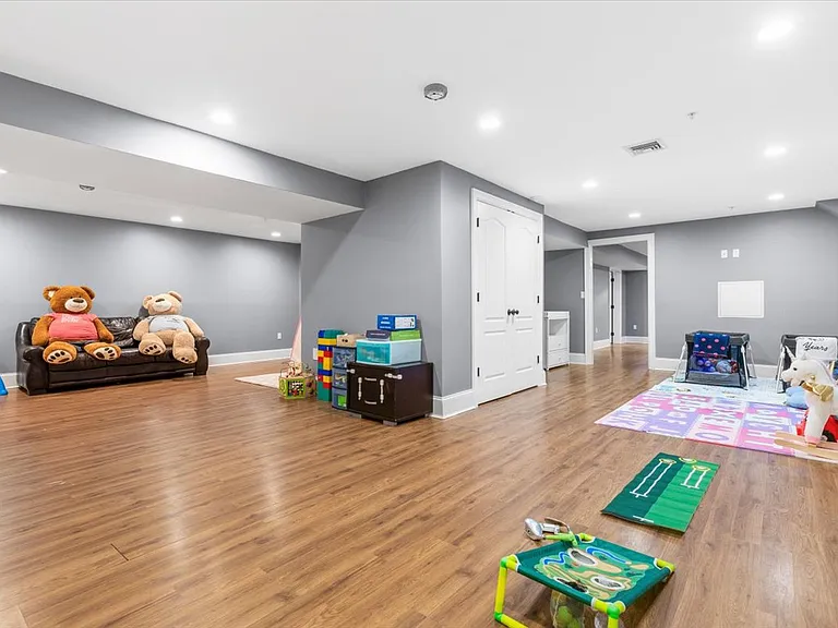 Finished walk-out lower level with full bathroom