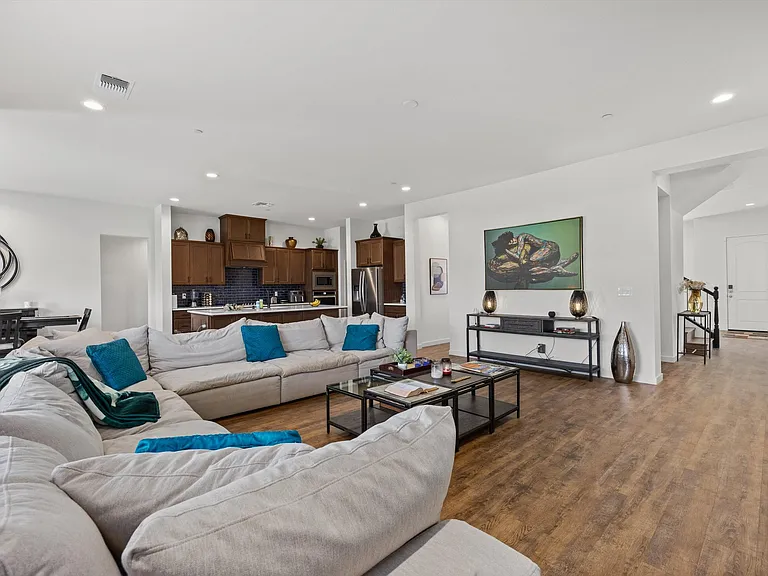 815 Gilsum Ct — Photo 38