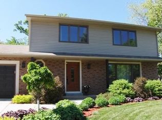 105 Knoll Cir E, Burnsville, MN 55337