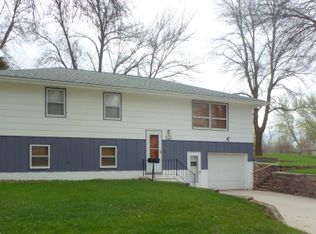 593 Prospect Ave, Windom, MN 56101