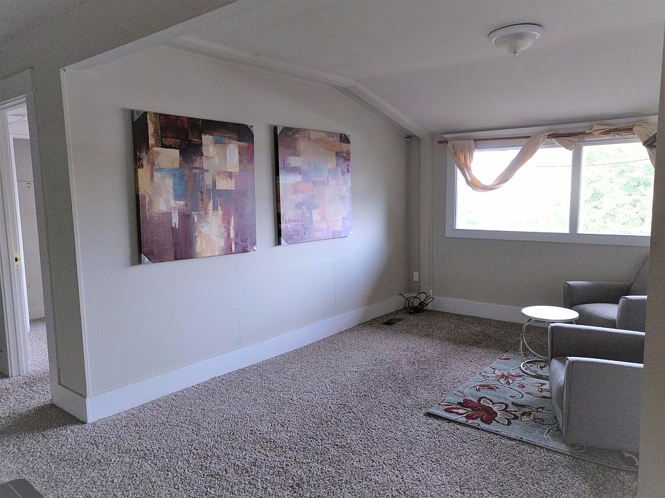 Lakeview 3bd Unit - has a spacy living room