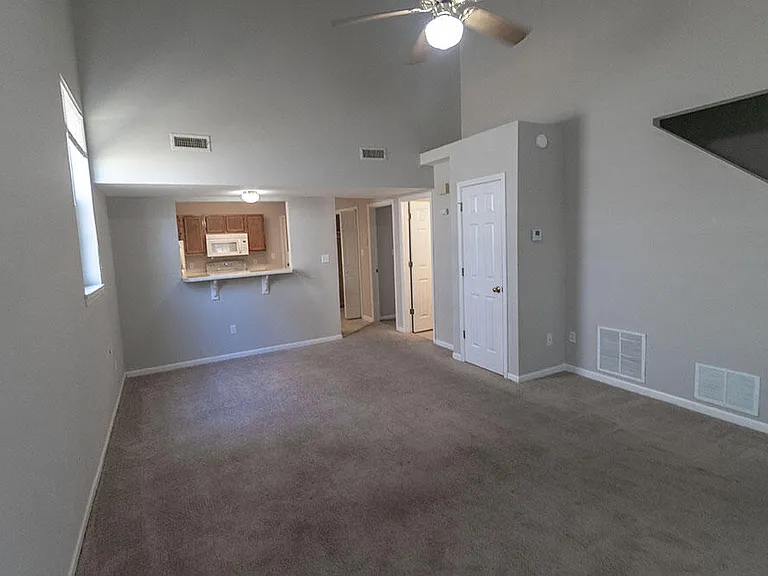5569 E Pinehurst Ln — Photo 3