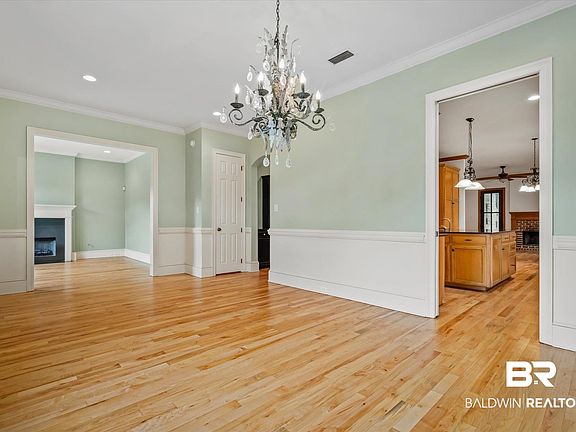 3rd image of 812 Country Club Ct