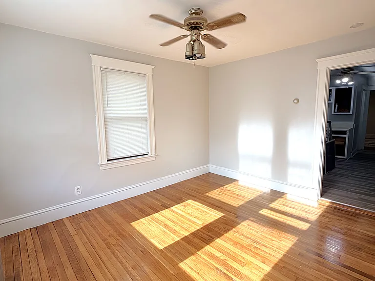 28 Smith St #4 — Photo 3