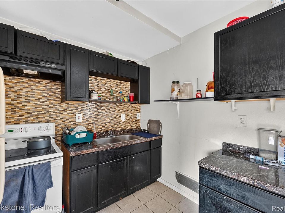 132 E Howard St, photo 14