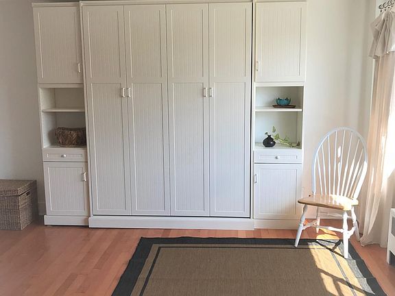 Living room/Murphy bed