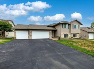 804 Green Acre Ct, Belle Plaine, MN 56011
