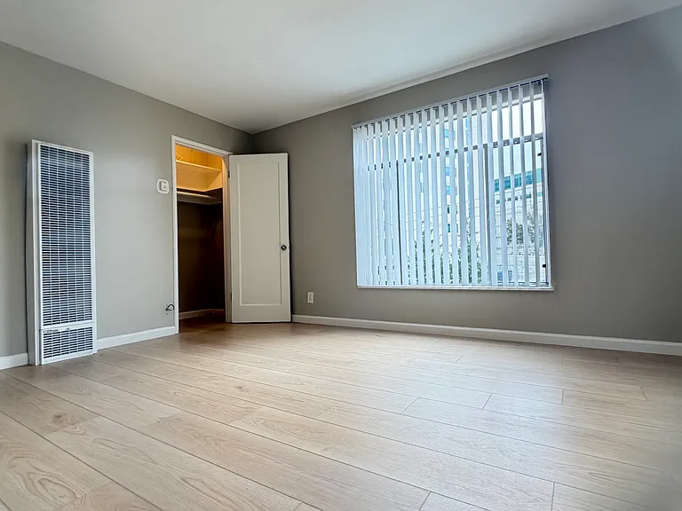 1907 E 30th St #202 — Photo 2