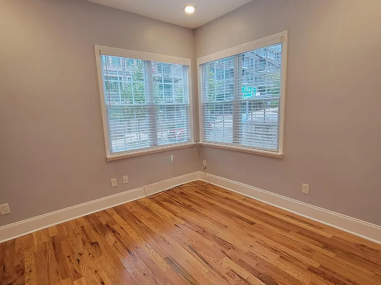 1039 Dickson Pl NE — Photo 4