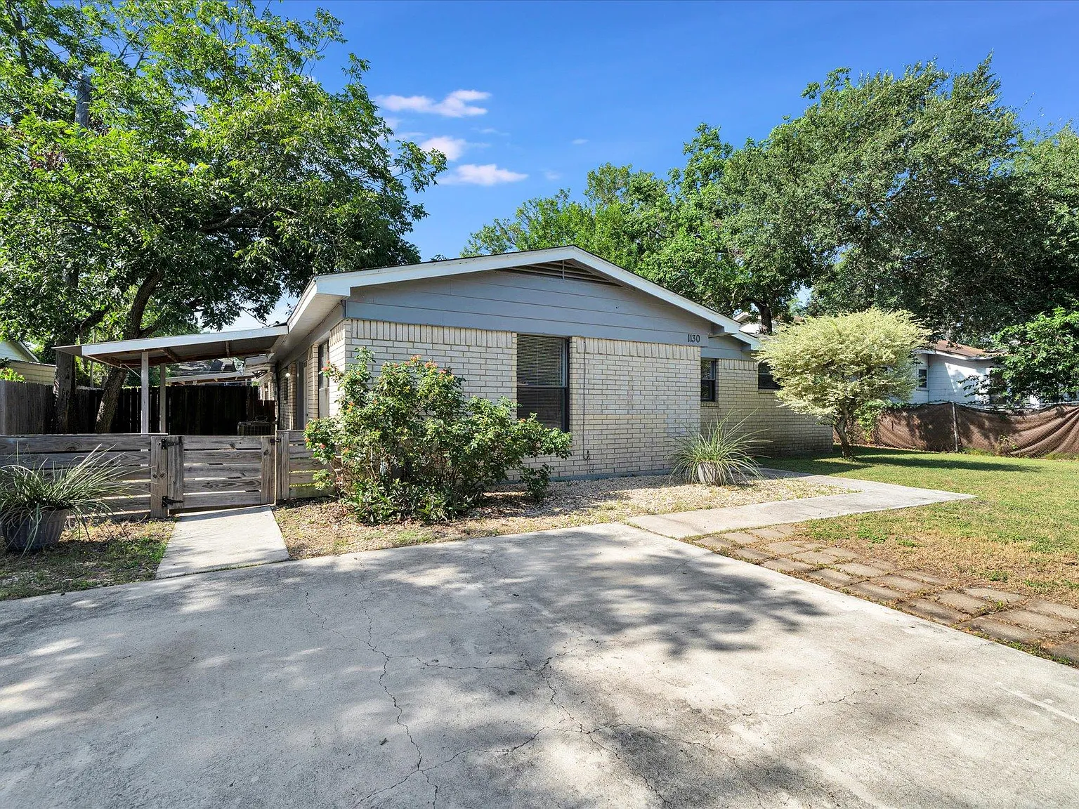 3 bed, 2.0 bath, 1325 sqft, $1,550 — Photo 2