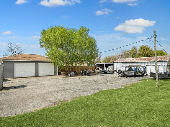3rd image of 1833 Tidwell Ln