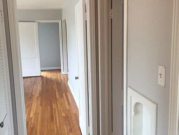 5th image of 945 W Mistletoe Ave #Upstairs