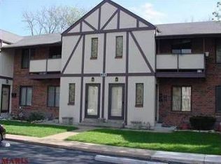 321 Barrington Square Est APT E, Saint Louis, MO