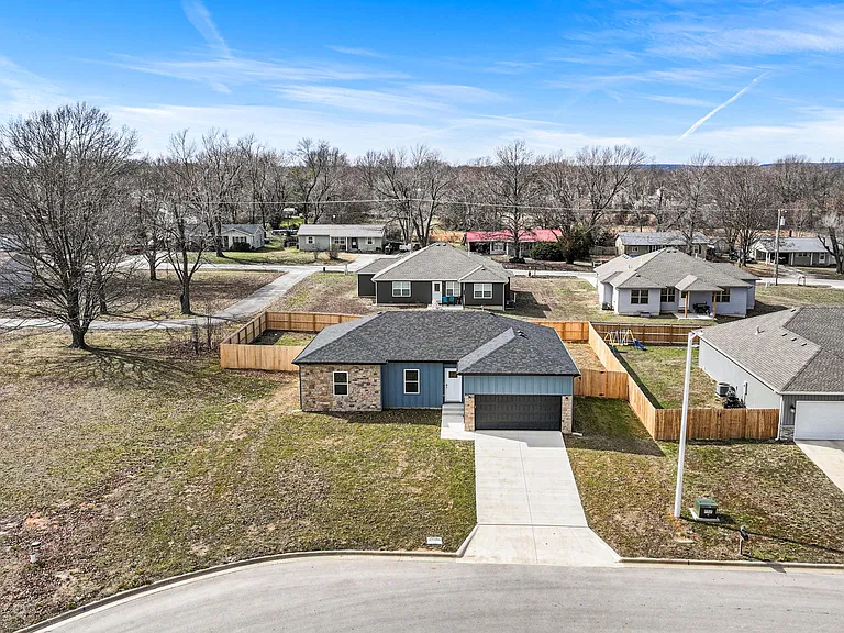 655 E Forest St — Photo 31