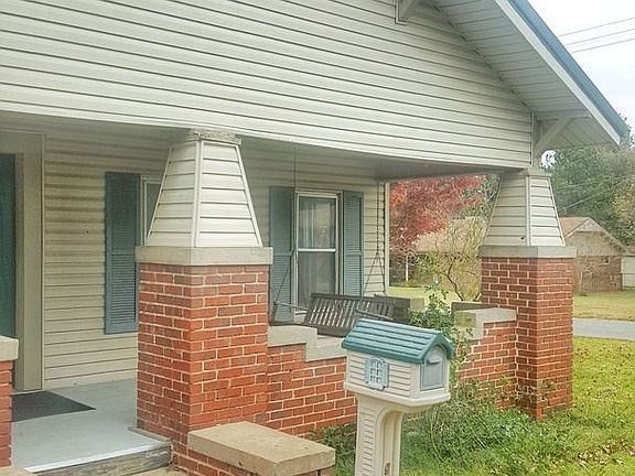 2nd image of 827 E Osage Ave
