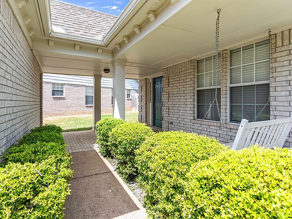 3rd image of 1092 E Montebello Cir